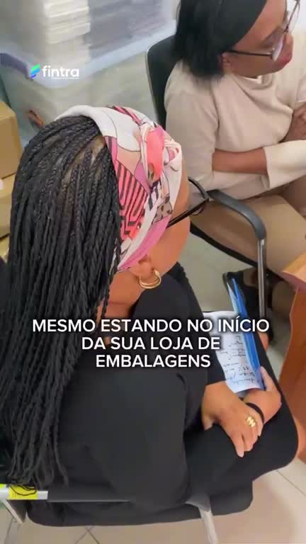 Proprietária de uma loja de embalagens a atender no balcão